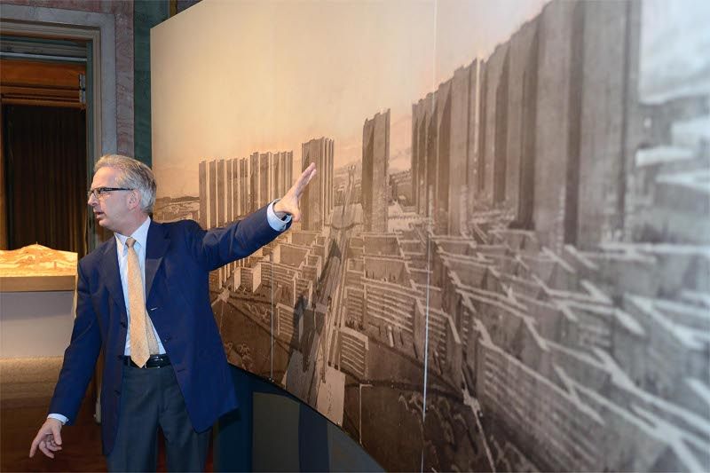 L’assessore Luigi Cavadini alla mostra su Sant’Elia