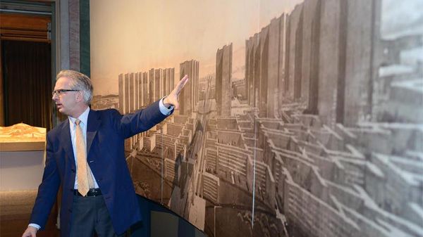 L’assessore Luigi Cavadini alla mostra su Sant’Elia