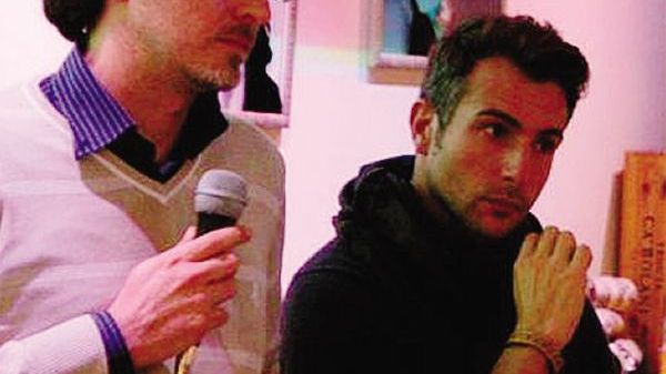 Al bar con il microfono per presentare le proprie idee