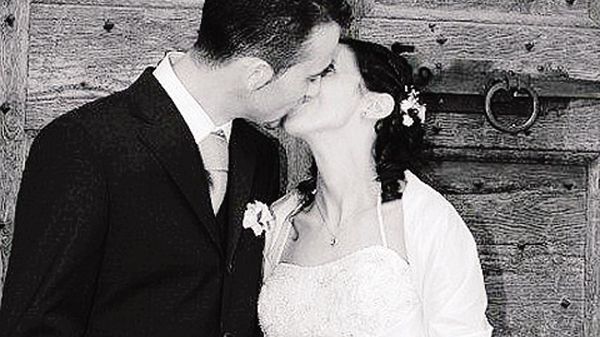 Una foto del matrimonio di Francesca con il marito Alessandro Un telefonino uguale a quello usato dalla donna