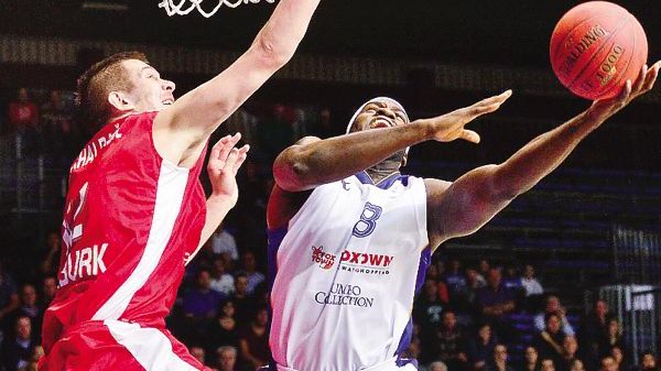 Adrian Uter in azione sotto canestro durante il match d’andata contro il Nymburk al Pianella