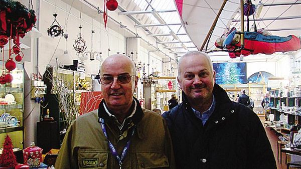 1Silvio e Sergio Rosean2 Auto in sosta fuori dal negozio