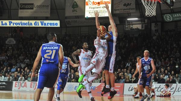 Una fase del derby di Varese