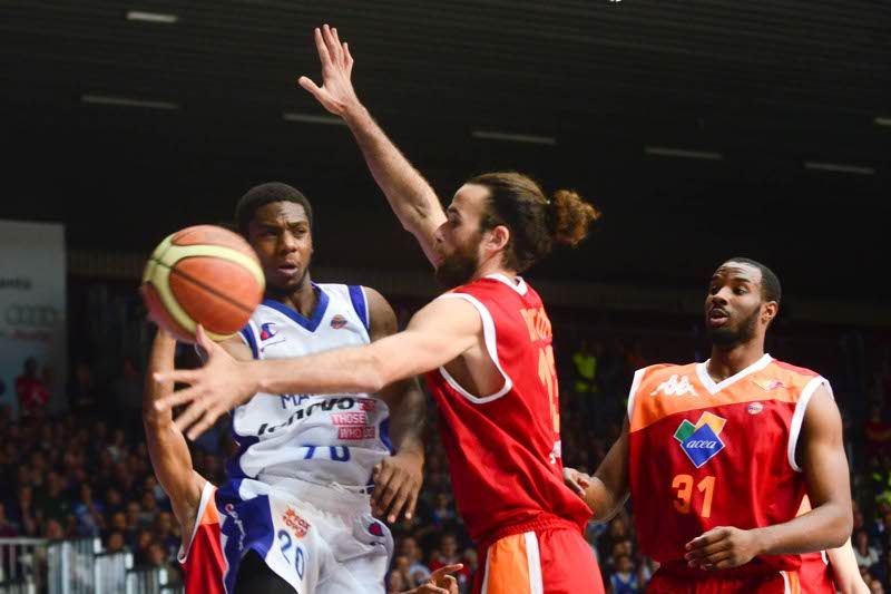 Joe Ragland attacca Gigi Datome Joe Ragland attacca Gigi Datome