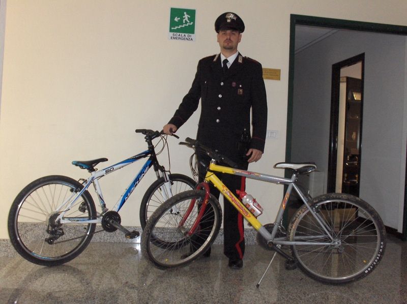 Le due mountain bike recuperate dai militari
