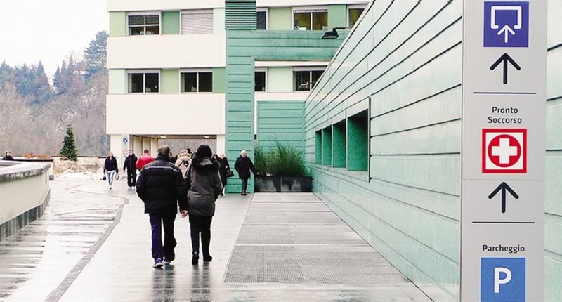 Il tratto tra l’autosilo e l’ingresso del nuovo ospedale, privo di protezioni: gli utenti se ne lamentano fin dai primi giorni di vita della struttura, in particolare per i disagi nelle giornate di pioggia, ma anche perché faticano a percorrerlo anziani e disabili Il tratto tra l’autosilo e l’ingresso del nuovo ospedale, privo di protezioni: gli utenti se ne lamentano fin dai primi giorni di vita della struttura, in particolare per i disagi nelle giornate di pioggia, ma anche perché faticano a percorrerlo anziani e disabili