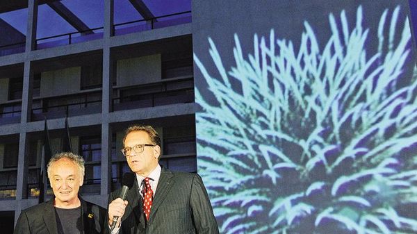 Alessandro Cecchi Paone intervista Luca Novelli per TgCom 24 davanti a Palazzo Terragni