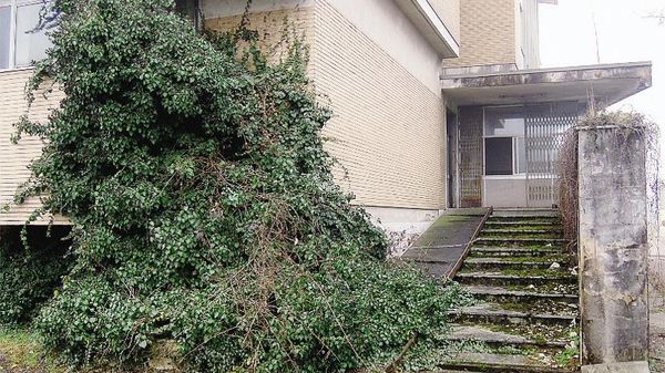 Un’area degradata dove proliferano le larve di zanzara: l’ex Magistri Cumacini