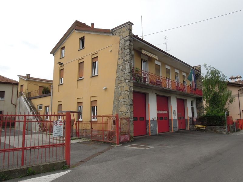 CANTU' La caserma dei Vigili del fuoco CANTU' La caserma dei Vigili del fuoco