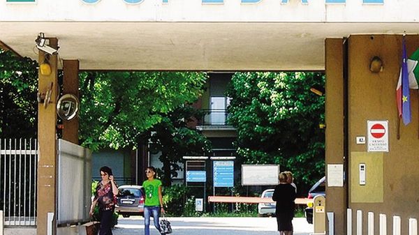 L’ingresso dell’ospedale di Mariano Comense