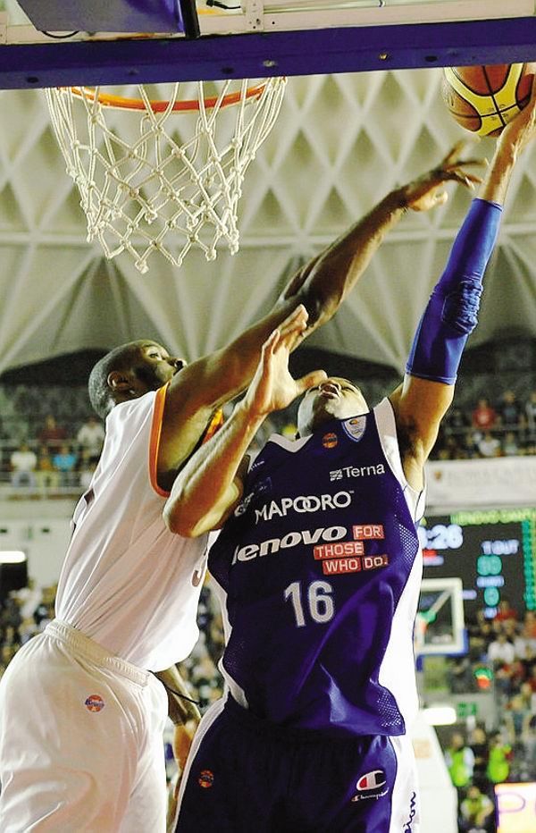 L’ormai abituale duello ad alta quota tra Alex Tyus e Gani Lawal L’ormai abituale duello ad alta quota tra Alex Tyus e Gani Lawal