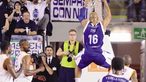 Alex Tyus, come sempre uno dei più tonici