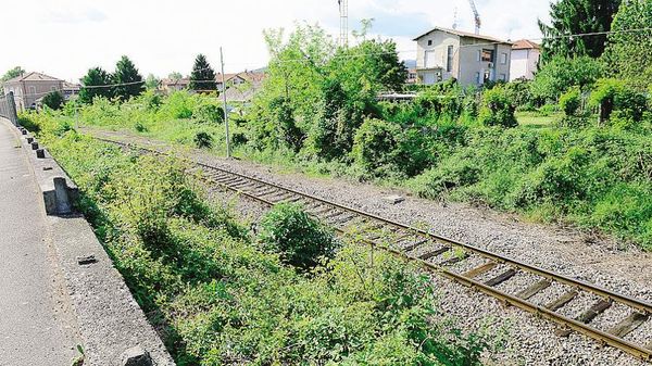 La parte mancante della protezione che corre lungo i binari