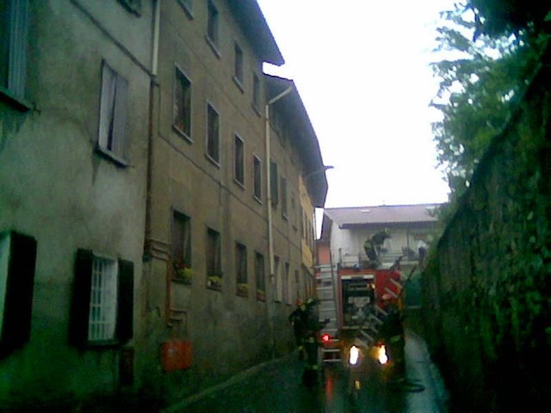 CERMENATE L’incendio in via XXV Aprile CERMENATE L’incendio in via XXV Aprile