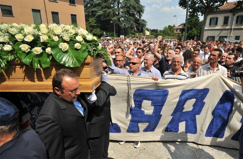 I tifosi del Como mentre esce la bara di Borgonovo