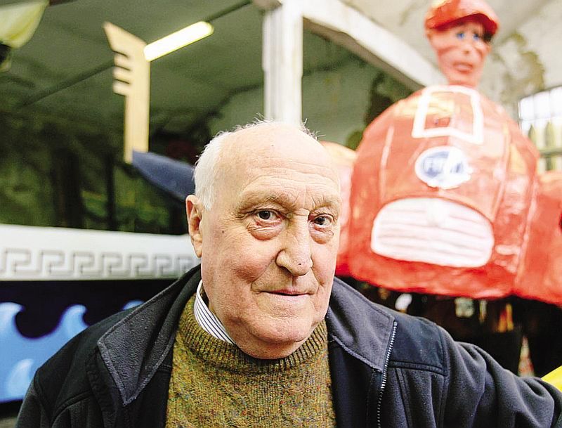 Giovanni Sacconago in una foto d’archivio nel corso dell’allestimento del “suo” Carnevale Giovanni Sacconago in una foto d’archivio nel corso dell’allestimento del “suo” Carnevale