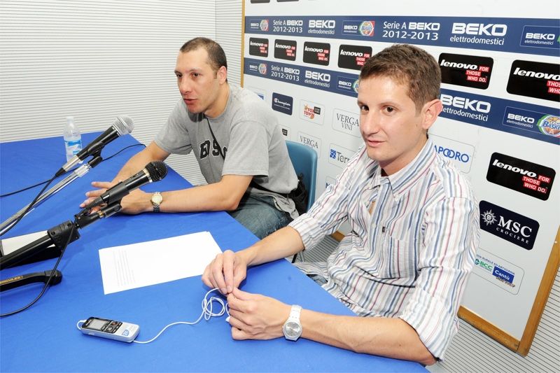 Nicolas Mazzarino (a sinistra) e Luca Rossini, capo ufficio stampa della Pallacanestro Cantù Nicolas Mazzarino (a sinistra) e Luca Rossini, capo ufficio stampa della Pallacanestro Cantù