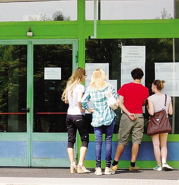 Si consultano i tabelloni al liceo “Enrico Fermi” Si consultano i tabelloni al liceo “Enrico Fermi”
