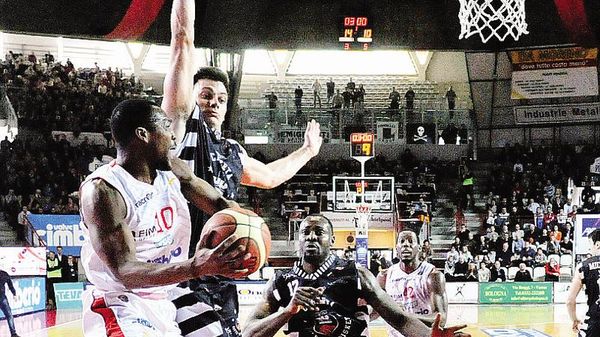 Stefano Gentile (seconda da sinistra) con la maglia di Caserta mentre sta difendendo su Mike Green