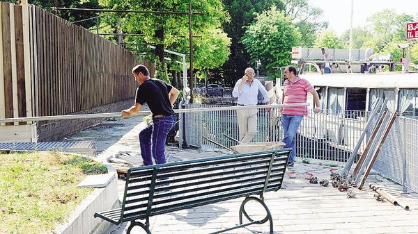 Operai al al lavoro per completare il secondo lotto del lungolago