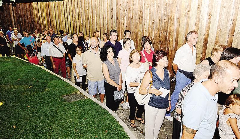 Gran folla, ieri, per l’inaugurazione del tratto di passeggiata che collega il lungolago ai giardini Gran folla, ieri, per l’inaugurazione del tratto di passeggiata che collega il lungolago ai giardini
