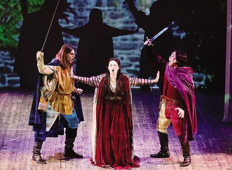 Una scena del “Trovatore”: l’opera di Giuseppe Verdi è di scena stasera nell’Arena del Teatro Sociale di Como Una scena del “Trovatore”: l’opera di Giuseppe Verdi è di scena stasera nell’Arena del Teatro Sociale di Como