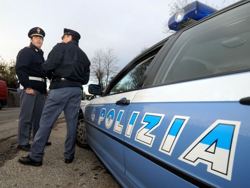 L’uomo è stato salvato dalle forze dell’ordine L’uomo è stato salvato dalle forze dell’ordine
