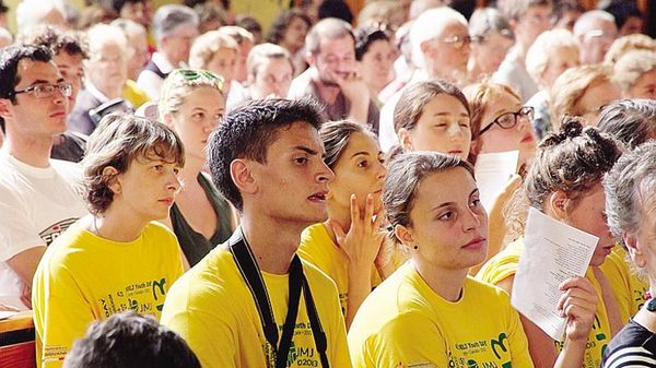 Centinaia di giovani della Diocesi hanno seguito ieri la messa a Chiavenna del vescovo Diego Coletti