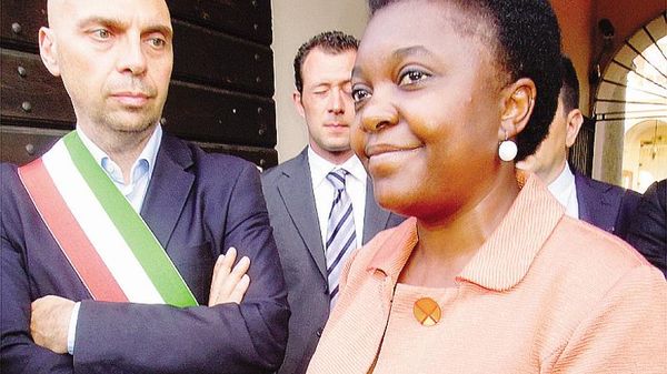 1 Il ministro Cecile Kyenge all’ingresso del palazzo municipale con il sindaco Claudio Bizzozero2 L’intervento nella sala consiliare accanto al vicesindaco Francesco Pavesi