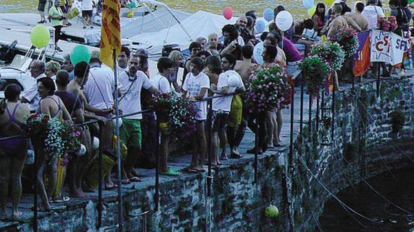 La  folla alla partenza dei cinquecento da Torno