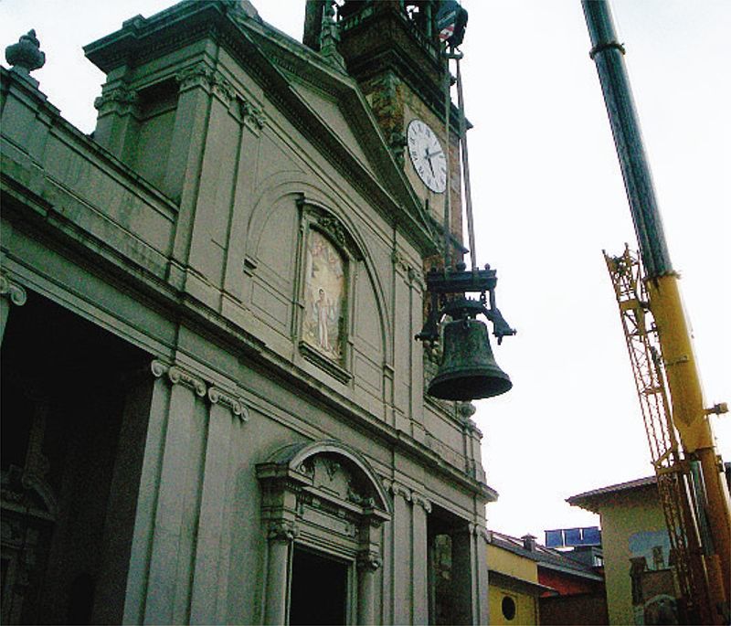 La gru al lavoro per calare a terra la campana La gru al lavoro per calare a terra la campana