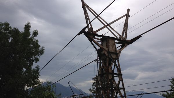 I tralicci delle teleferica di Merone nell’ex villaggio dei dipendenti