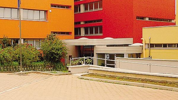 L’ingresso della scuola media di Appiano