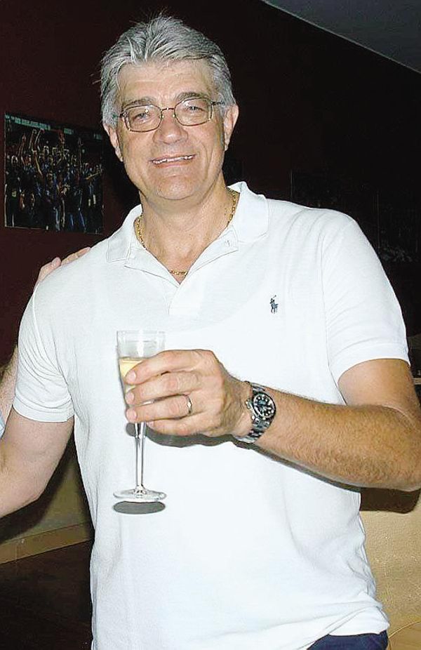 Fabrizio “Ciccio” Della Fiori in un brindisi beneagurante Fabrizio “Ciccio” Della Fiori in un brindisi beneagurante
