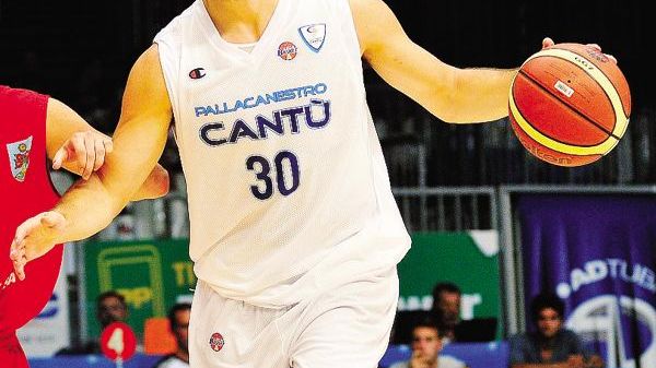 Il casertano Stefano Gentile, playmaker della Pallacanestro Cantù, compie oggi 24 anni