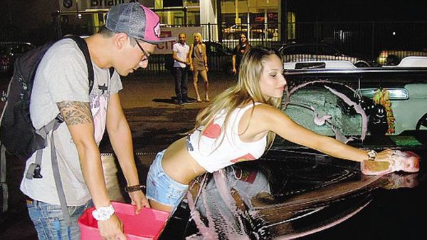La fase clou della festa con il lavaggio della Cadillac d’epoca