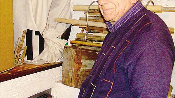 Cornelio Cristini davanti alla cassaforte