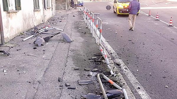 Gli archetti abbattuti ieri mattina in via Marconi 