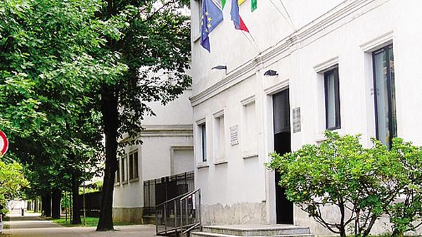 La scuola di via IV Novembre, da dove è sorta la polemica