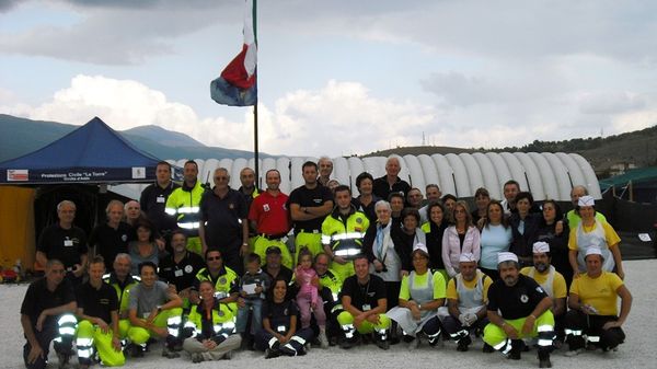 Un gruppo della protezione civile cittadina in missione in Abruzzo nel 2009 2