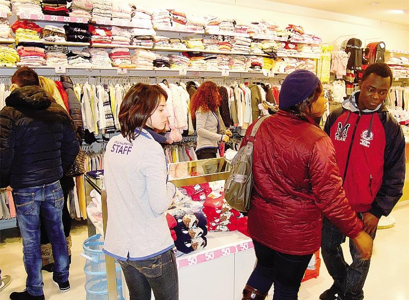 Lo shopping sabato in un negozio canturino<span xml:space=