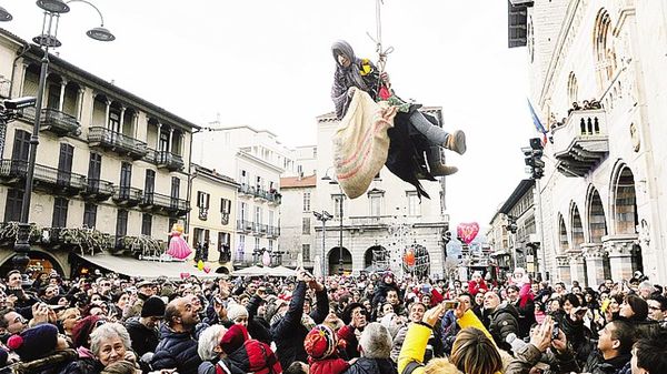1La Befana scende in piazza Duomo per la gioia dei più giovani2 Una bimba felice dopo aver ricevuto qualche caramella dalla celebre “vecchina”3 Un altro momento della discesa 4 Gran folla di bimbi e genitori in piazza5 La foto della sorridente Befana anche con i volontari dei vigili del fuoco