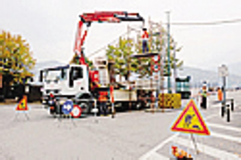 Como lavori per la sostituzione di un palo all'entrata di viale Geno Como lavori per la sostituzione di un palo all'entrata di viale Geno