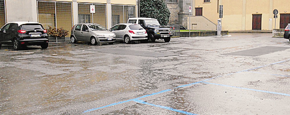 1 Il parcheggio di via Vittorio Emanuele, vicino all’oratorio2 Alcune delle buche: il parcheggio ne è pieno