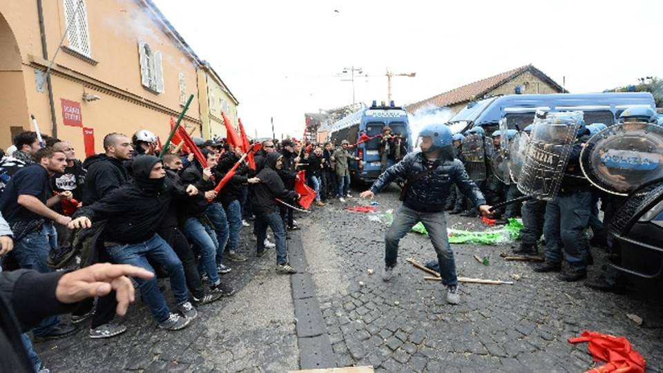 Corteo a Bagnoli, petardi contro agenti Corteo a Bagnoli, petardi contro agenti