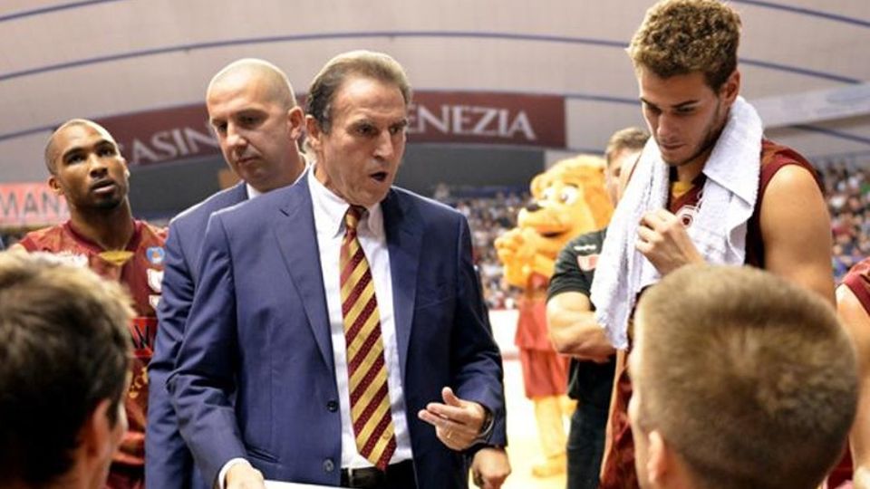 Coach Recalcati sfida Cantù «Squadra che va aggredita» Coach Recalcati sfida Cantù «Squadra che va aggredita»