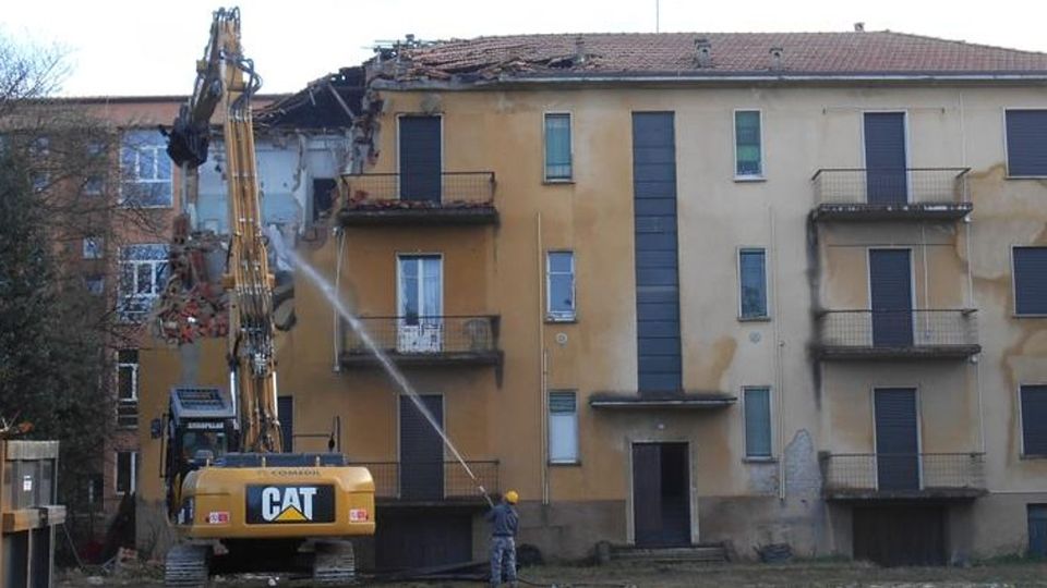 Arrivano le ruspe a Olgiate Giù la vecchia palazzina Arrivano le ruspe a Olgiate Giù la vecchia palazzina