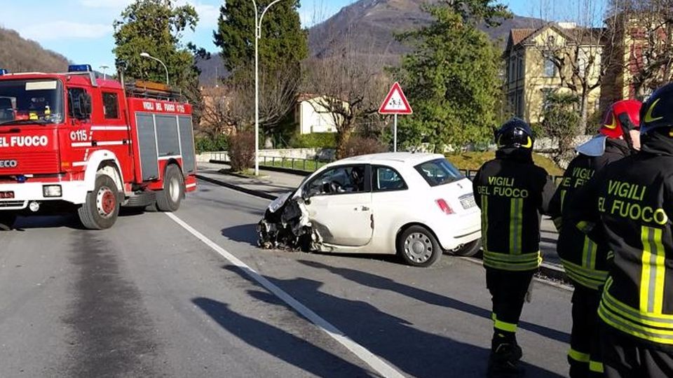 Longone, scontro frontale: due feriti Longone, scontro frontale: due feriti