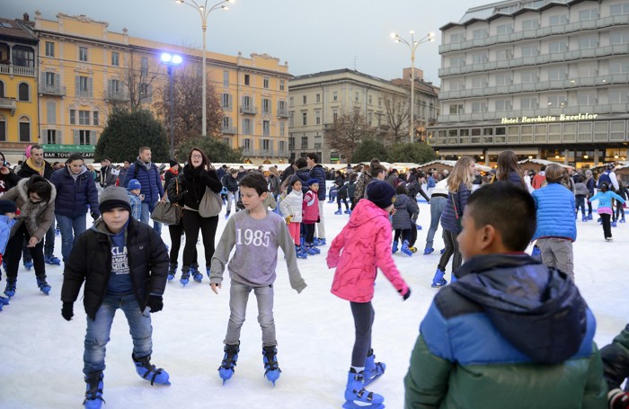 Como pista del ghiaccio della CIttà dei Balocchi in piazza Cavour