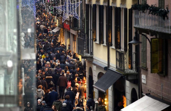 Como shopping in città nel giorno dell'Immacolata